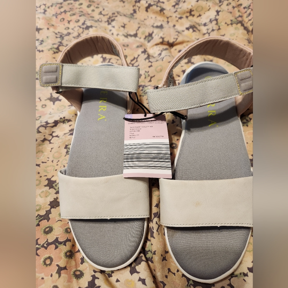 Sierra size 9 walking sandals